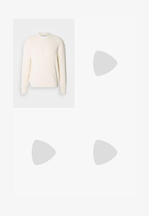 Suéter de punto acanalado en blanco roto, con cuello redondo, mangas largas y un sutil detalle de logo en el pecho. Textura suave.; Camisa de lino de manga larga blanca con rayas verticales azules, que cuenta con un cierre de botones en la parte delantera y un logo en relieve "CALVIN KLEIN" en el pecho.; Pantalones cortos negros de tela ligera, con cierre de botón, cintura estándar y corte recto. Sin patrones ni acentos visibles.; Zapatillas blancas con parte superior de cuero liso, cordones planos y suela blanca elevada. Presentan un acento negro en el talón y logotipo en relieve.