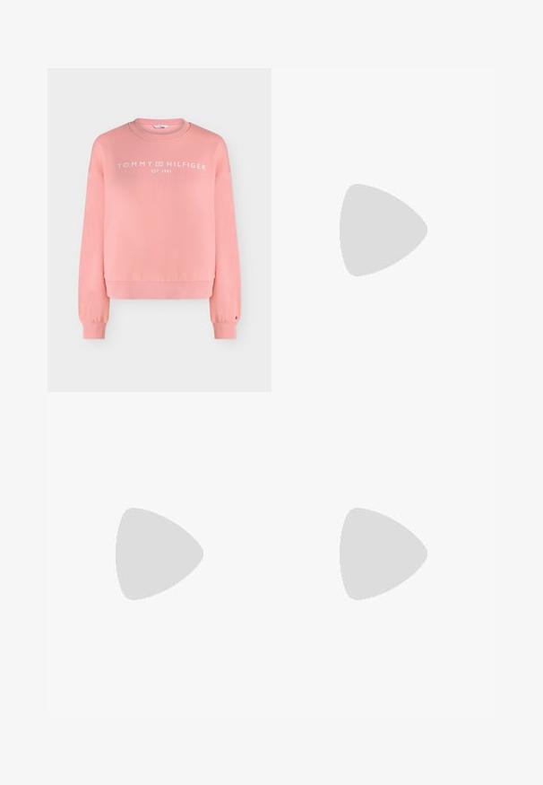 Sweat-shirt rose à manches longues et col rond avec texte "Tommy Hilfiger Est. 1985" et logo centrés sur la poitrine, poignets et bas côtelés.; Jupe en denim bleu avec une coupe ajustée, ourlet brut et poches avant classiques. Texture lisse avec un léger dégradé pour un look décontracté.; Botte de cow-boy haute en cuir noir avec bout pointu, talon épais et languette avec un petit logo doré.; Sac à épaule blanc avec bandoulière ajustable et écusson logo Tommy Jeans sur le devant, sur fond uni.