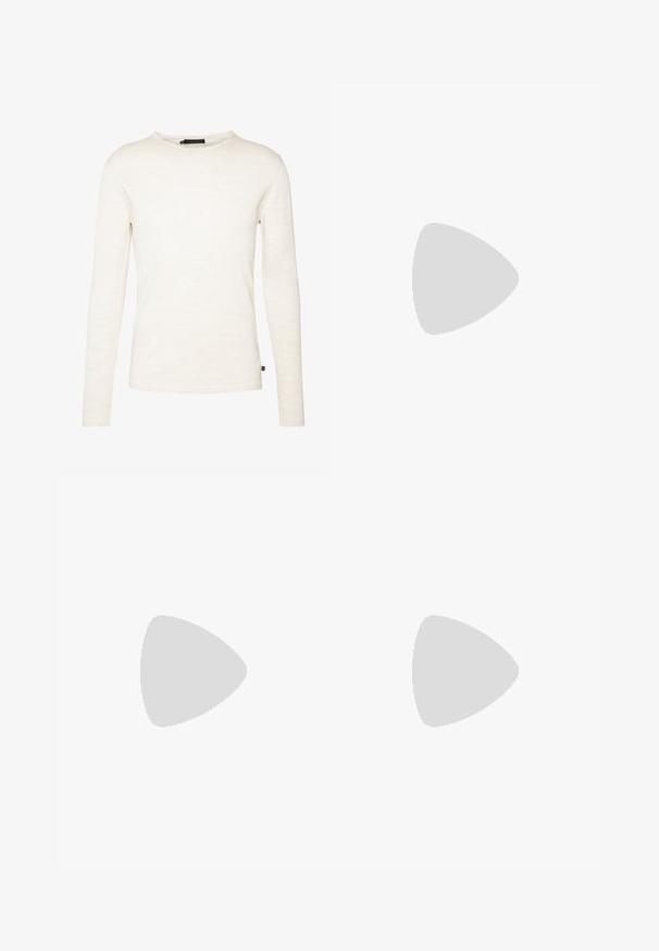 Langärmliges T-Shirt mit Rundhalsausschnitt aus weichem, hellbeigem Stoff mit glatter Textur. Verfügt über ein minimalistisches Design und ein Etikett auf der unteren linken Seite.; Weißes Baumwoll-T-Shirt, kurze Ärmel, runder Halsausschnitt, schlichtes Design, weiche Textur, gerader Schnitt, normale Passform, keine sichtbaren Muster oder Akzente.; Schwarze, taillierte Hose aus einem weichen Stoff. Mit einem Reißverschluss und einem Knopfverschluss, zwei Eingrifftaschen und einer sauberen, glatten Oberfläche.; Brauner Leder-Bootsschuh mit weißen Nähten, Schnürdetails und hellbrauner Gummisohle, seitlich auf weißem Hintergrund gezeigt.