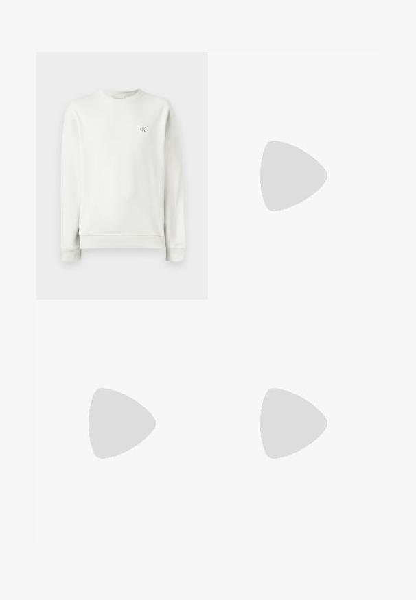Sweatshirt gris clair à col rond en tissu lisse, avec des poignets et un ourlet côtelés, arborant un petit logo brodé sur la poitrine.; T-shirt en coton blanc avec manches courtes, col rond, et imprimé "CALVIN KLEIN NEW YORK" en gris foncé sur la poitrine.; Jean droit en denim bleu clair avec taille haute, cinq poches, fermeture à boutons et léger délavage sur les cuisses et les genoux.; Basket beige avec un mélange de suède et de toile, dotée de lacets, d'un bout rond, d'une semelle texturée et d'un logo de marque discret sur le côté.