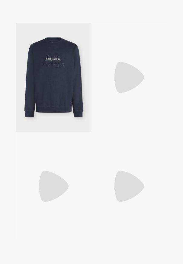 Sweat-shirt bleu marine à manches longues avec des pins brodés et le texte "Barbour" sur le devant. Design simple avec col rond.; Chemise en denim bleu foncé à manches longues avec fermeture à boutons, col boutonné et logo Barbour blanc sur la poitrine gauche.; Pantalon large beige en coton, avec une fermeture à boutons, trois plis et des ourlets droits pour une coupe décontractée.; Mocassin en cuir noir flottant au-dessus d'un tapis beige avec une table ronde brune brillante en arrière-plan.