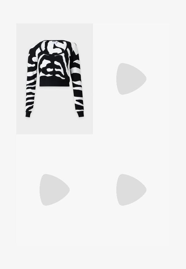 Schwarz-weißes Zebra-Muster Cropped-Pullover mit langen Ärmeln, rundem Ausschnitt und Moschino-Label innen im Kragen.; Weißes Hemd mit langen Ärmeln, das über eine geraffte Textur auf der Vorderseite, kleine goldene Knöpfe und einen klassischen Kragen verfügt.; Schwarze High-Waist-Jeans mit weit geschnittenem Bein, vorderem Knopf, Reißverschluss, Gürtelschlaufen und klassischem Fünf-Taschen-Stil.; Schwarzer Leder-Pumps mit hohen Absätzen und spitzem Zehenbereich; verfügt über einen metallisch goldenen Akzent auf der Zehenkappe. Glatte Oberfläche mit einem eleganten Design.