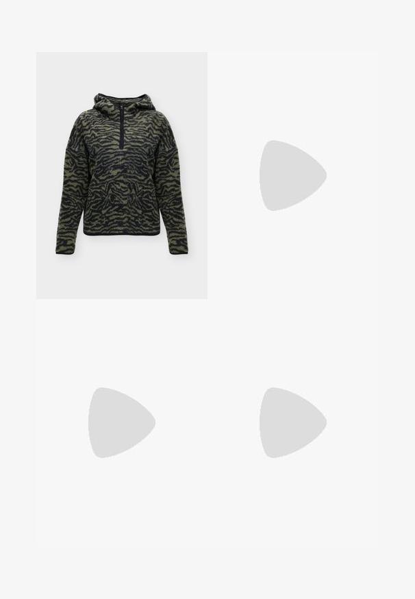 Fleece-pullover med grønt og sort zebra mønster, hætte, lange ærmer og lynlås foran fra bryst til nakke.; Bredde corduroy bukser i mørkegrøn. Har for- lommer, knaplukning og et blødt, struktureret stof med ribbet mønster.; Sort midt på læderstøvle med firkantet tå, dekorative hvide syninger og blokhæl mod en ensfarvet lys grå baggrund.; Grøn læder hobo taske med en slouchy design, buet håndtag og glat tekstur. Indeholder ingen synlig hardware eller accenter.