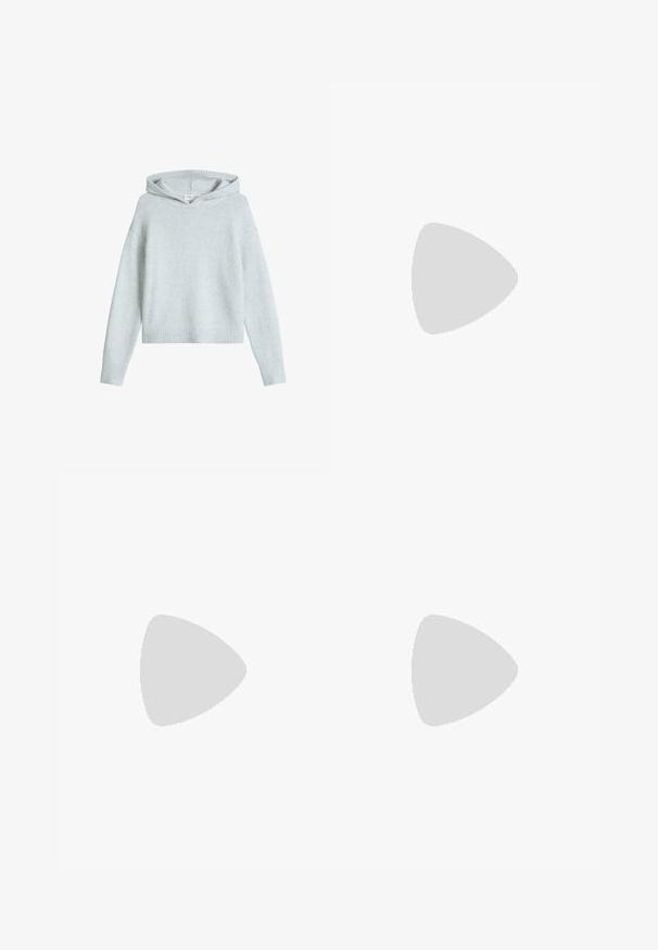 Hellgrauer langärmeliger Strick-Hoodie mit gerippten Bündchen und Saum, flach auf weißem Hintergrund dargestellt.; Unifarbenes weißes T-Shirt mit kurzen Ärmeln und Rundhalsausschnitt, gerader Saum, dargestellt auf weißem Hintergrund.; Graue Sweatpants aus weichem Stoff, mit einem elastischen Bund und einem Kordelzug sowie elastischen Bündchen an den Knöcheln.; Braune Wildlederschuhe mit weißem Fellfutter, runder Spitze und Gummisohle, kombiniert mit blauen Denim-Jeans auf Granitstufen.