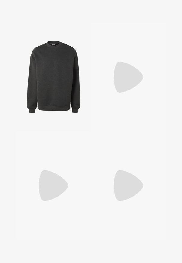 Sweat-shirt gris foncé à col rond avec manches longues, poignets et taille côtelés, et un petit logo Urban Classics à l'intérieur du col.; T-shirt blanc à manches courtes en coton. Il présente un col rond et une coupe décontractée. Texture lisse, design minimaliste, sans motifs ni accents.; Jean en denim gris clair avec une coupe à jambe droite, cinq poches, passants pour ceinture et une braguette zippée. La texture du tissu semble légèrement usée.; Sneaker en cuir blanc avec un Swoosh noir texturé, des lacets plats et une semelle en caoutchouc avec un motif strié. "AIR" est embossé sur le talon.