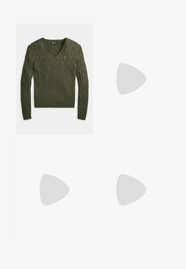 Olivovo zelený pletený sveter s výstrihom do V, dlhými rukávmi a malým oranžovým logom Polo Ralph Lauren na hrudi.; Krémová košeľa s tenkými horizontálnymi béžovými pruhmi a rukávmi do lakťa, s výstrihom lodného tvaru.; Džínsy krémovej farby z denimu, s rovnými nohavicami, prednými vreckami a detailom prešívania. Zapínanie na kovové gombíky a zips.; Čierna gumová dažďová čižma s textúrovaným povrchom, vysoký dizajn, červené a biele vertikálne pruhy, nastaviteľný popruh a detail s prackou.