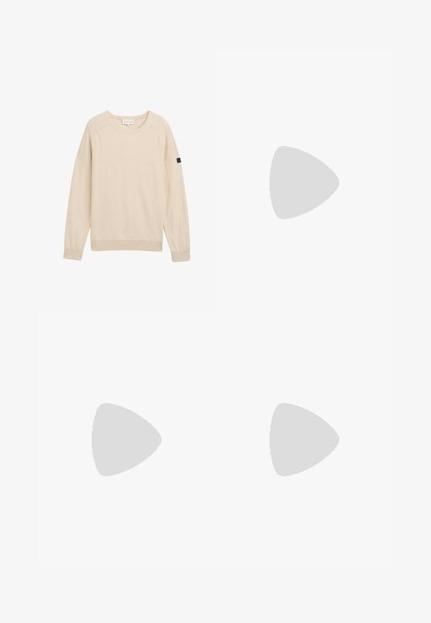 Beiger Pullover mit Rundhalsausschnitt, langen Raglanärmeln, gerippten Bündchen und Saum sowie einem kleinen schwarzen Logo-Patch am linken Ärmel.; Hellgraues Herren-Shirt mit kurzen Ärmeln aus strukturiertem Stoff, mit einem runderen Halsausschnitt und einer Knopfleiste mit drei Knöpfen sowie einem leicht lockeren Schnitt.; Dunkelblaue Denim-Jeans mit geradem Schnitt, Fünf-Pocket-Design und Druckknopfverschluss. Verstärkte Nähte an den Nähten und ein leichter Verblassungseffekt.; TOM TAILOR Sneaker low - white navy