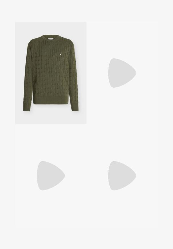 Grøn kabelstrikket sweater med lange ærmer, ribbet manchet og kant samt et lille rektangulært logo på venstre bryst.; Hvid skjorte med lange ærmer, krave og lille Tommy Hilfiger-logo på venstre bryst.; Beige bukser med lige ben, bæltestropper, knaplukning og lynlås foran, sidelommer og plisseret detalje nær taljen.; Brune læder loafers med en blank overflade, der har en syet detalje over fronten og en lavprofil sort gummisål.