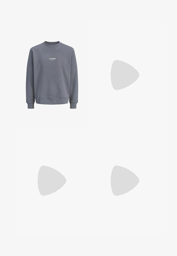 Grijze crewneck trui met lange mouwen en een wit "JJ Studios" tekstlogo gecentreerd op de borst.; Witte katoenen t-shirt met een ronde hals en korte mouwen. Bevat een klein, reliëf logo op de linker borst. Soepele textuur.; Blauwe high-waisted straight-leg jeans met voorzakken, riemlussen, knoopsluiting en subtiele vervaging op een witte achtergrond.; Witte leren sneakers met een laag ontwerp, textuur rubberen zool en het "ALLSAINTS" logo aan de zijkant. Standaard vetersluiting.