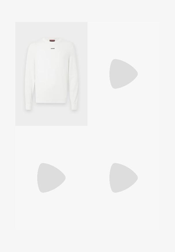 Hvid strikket sweater med rund hals og lange ærmer. Lille sort "HUGO" logo placeret på brystet. Blød tekstur med ribstrikkede manchetter.; Hvid langærmet skjorte med knapper, tynde sorte lodrette striber, to brystlommer med knapper foran og en spids krave.; Sorte, brede fløjl bukser med en glat tekstur, der har to forlommer og et tætsiddende taljebånd.; Sorte læder loafers med en glat finish, der har en hævet frontpanel og en kontrasterende rød detalje på sålen. Flad gummisål.