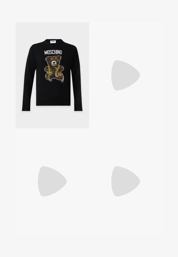 Schwarzer Pullover mit langen Ärmeln mit einem in ein gelbes Maßband gewickelten Teddybär und dem Wort Moschino über dem Bären.; Weißes Baumwoll-T-Shirt mit einem schwarzen Aufdruck, auf dem "MOSCHINO" in fetten Buchstaben steht, darunter "SINCE 1983", Rundhalsausschnitt.; Schwarze Jogginghose mit elastischem Bund und Bündchen, mit kleinem weißem "Moschino"-Logo auf dem oberen linken Oberschenkel.; Schwarze und marineblaue Sneakers aus Wildleder und Mesh-Materialien, mit einer dicken Sohle und einem markanten Ausschnitt in Form eines "M"-Details an der Seite.