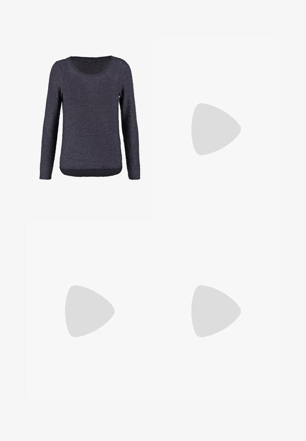 Mørkeblå striktrøje med et struktureret design, rund hals og lange ærmer. Ribbet kant forneden og ved ærmernes ender.; Sort ribbet ærmeløs tanktop med brede skulderstropper og firkantet halsudskæring, mærket "WEEKDAY" inde i kraven.; Lysblå denimshorts med en afslappet pasform, der har knaplukning, bæltestropper og fem lommer. Glat tekstur med affarvede områder.; Beige ruskind loafers med lav hæl, der har et syet design og en rundet tå. Båret sammen med hvide, vidde bukser.