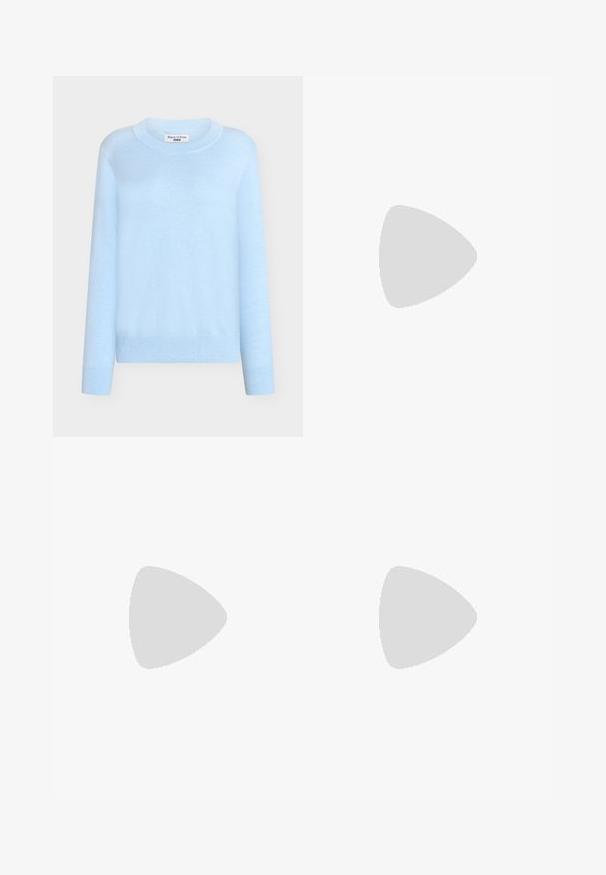 Pull bleu clair en tissu tricoté doux. Encolure ronde, manches longues et ourlet côtelé. Design simple et épuré.; Chemise bleu clair à boutons avec fines rayures blanches verticales et larges manches trois-quarts, présentée sur un fond blanc.; Pantalon large couleur écrue avec grandes poches plaquées à l'avant, passants pour ceinture et fermeture à un bouton à la taille.; Ballerines en cuir verni bordeaux de type Mary Jane avec un bout pointu, un talon plat et une sangle décorative avec une boucle circulaire.