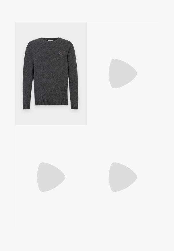 Mørkegrå strikket trøje med lange ærmer, ribstrikkede manchetter og kant, med lille broderet krokodillelogo på venstre bryst.; Sort bomuld t-shirt med rund hals. Har et lille broderet Lacoste-logo i grøn og hvid på brystet. Korte ærmer, almindelig pasform.; Grønne sweatpants lavet af blødt materiale; har en elastisk talje, tapered ben og et lille logo på siden.; Brune lædersko med rund tå, minimal syning og en solid sort sål. Har snørelukning og en glat overflade.