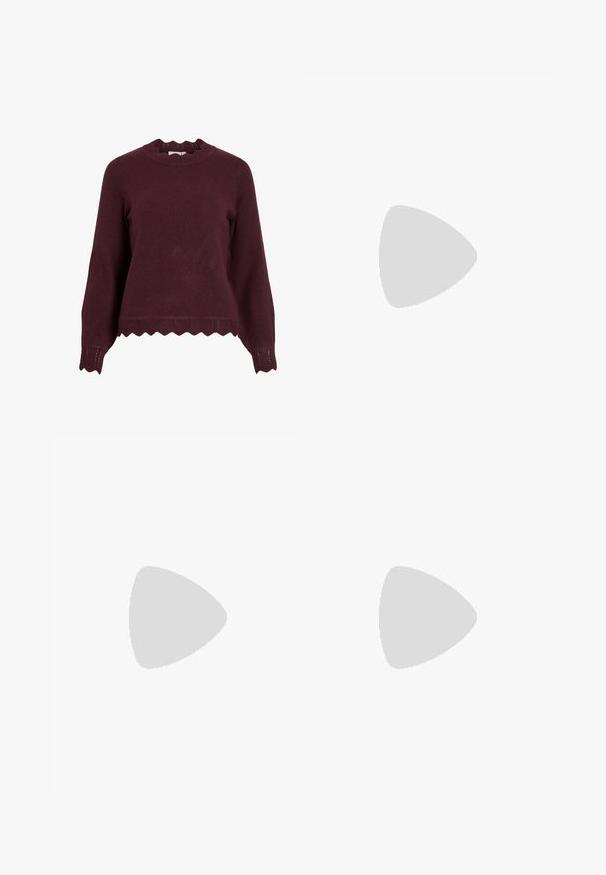 Bordeaux gebreide trui met lange mouwen, gegolfde halslijn en een geavanceerde zoom met een zigzagpatroon. Zacht materiaal, aansluitend ontwerp.; Bordeaux wollen maxi-rok met een aansluitende silhouet, een gladde textuur en een rechte zoom. Geen zichtbare sluitingen of versieringen.; Bordeaux patentleren enkelboot met een spitse neus en een slanke stilettohak, met een gladde, glanzende textuur en een minimalistisch ontwerp.; Geweven bordeaux handtas met een afgeronde silhouet, een enkele handgreep en een gestructureerde afwerking. Ritssluiting aan de bovenkant.