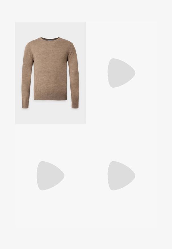 Pull beige à manches longues avec col rond et texture tricotée unie, présenté sur un fond clair uni.; Pantalons fuselés beiges en tissu léger, avec des plis avant, deux poches latérales et une texture lisse.; Baskets basses en cuir marron avec lacets crème et semelle épaisse en caoutchouc crème, vues de profil sur fond blanc.; Ceinture en cuir marron avec boucle rectangulaire dorée, roulée sur un fond blanc uni.