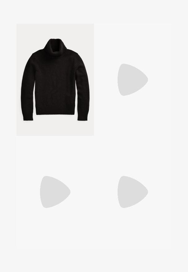 Zwarte gebreide coltrui met lange mouwen en geribde boorden, kraag en zoom op een witte achtergrond.; Zwarte slim-fit jeans met vijf zakken, knoopsluiting en Polo merklabel op de tailleband, plat op een witte achtergrond gelegd.; Zwarte leren enkellaars met lage blokhak, ronde neus en trekriem aan de achterkant tegen een effen witte achtergrond.; Zwarte leren tote bag met een leerachtige textuur, gebogen bovenkant, dubbele handvatten en een zilveren logodetail aan de voorkant. Beschikt over een afneembare schouderband.