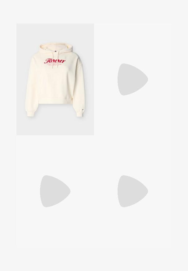 Crèmekleurige hoodie met rood "Tommy Hilfiger Co." logo aan de voorkant, capuchon met trekkoord, geribbelde manchetten en een klein vlaglogo op de linker mouwmanchet.; Donkerblauwe skinny jeans met voorzakken, riemlussen en een knoopsluiting op een lichte effen achtergrond.; Beige platte schoen met een zwarte gespband, zilveren studs en een getextureerde rand langs de opening.; Uncommon Matters SCULPTED CREOLE - Oorbellen - silver-coloured/gold-coloured