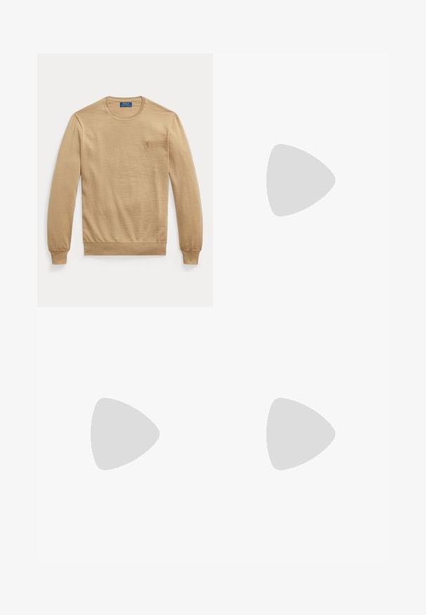 Polo Ralph Lauren WASHABLE WOOL CREWNECK SWEATER - Trui - jicama brown heather; Lichtblauw overhemd met lange mouwen, witte verticale strepen en een klein geborduurd Polo Ralph Lauren-logo op de borst.; Lichtbeige rechte broek met voorzakken, riemlussen en een knoopsluiting, plat neergelegd op een witte achtergrond.; Beige suède instappers met een gestikt detail, platte rubberen zool en een klein logo aan de zijkant. Klassiek instapontwerp, zachte textuur.