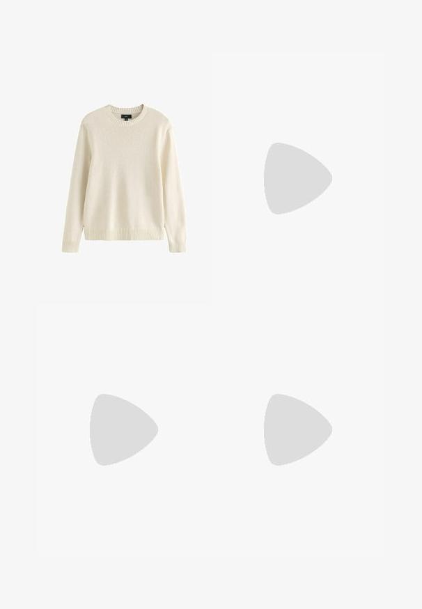 Roomkleurige lange mouw gebreide trui met geribde ronde hals, manchetten en zoom, medium maat label van het merk Next.; Lichtblauw langarm overhemd met knopen, gemaakt van zachte stof, met een button-down kraag en een enkele borstzak.; Beige katoenen broek met een rechte snit, voorzien van een knoopsluiting, zijzakken en een gladde textuur.; Witte lage sneaker met veterluiting aan de voorkant en een gestructureerde rubberen zool tegen een neutrale achtergrond.