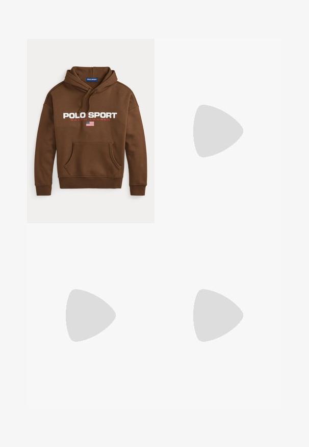 Hnedá mikina s kapucňou a predným vreckom, biely text "POLO SPORT", červený text "RALPH LAUREN" a malá vlajka USA pod logom.; Biele tričko s krátkym rukávom a okrúhlym výstrihom, s malým vyšitým logom Polo Ralph Lauren na ľavej strane hrude a modrou značkovou etiketu vo vnútri goliera.; Čierne nohavice s rovnými nohavicami, piatimi vreckami, zapínaním na gombíky a opaskovými pútkami, zobrazené na jednoduchom svetlom pozadí.; Semišové tenisky v béžovej farbe s bielymi detailmi, s okrúhlou špičkou a viazaním. Obsahujú embosované logo a gumovú podrážku pre lepšiu trakciu.