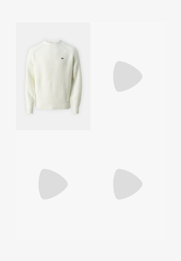 Cremefarbener, gerippter Strickpullover mit einem Rundhalsausschnitt und langen Ärmeln. Verfügt über ein kleines grünes Logo auf der Brust und eine strukturierte Stoffoberfläche.; Hellblaues, aus Baumwolle gefertigtes Hemd mit Knopfleiste, langen Ärmeln, Kragen und kleinem Logo auf der Brust. Glatte Textur, reguläre Passform.; Beige Shorts mit strukturierter Oberfläche, die über einen vorderen Knopfverschluss, zwei seitliche Taschen und ein kleines Logo auf der unteren rechten Seite verfügen.; Weißer Ledersneaker mit schwarzer Ferse, Schnürverschluss, perforierten Details am Obermaterial und einer hellbraunen Gummisohle. Mit Logo-Akzenten versehen.
