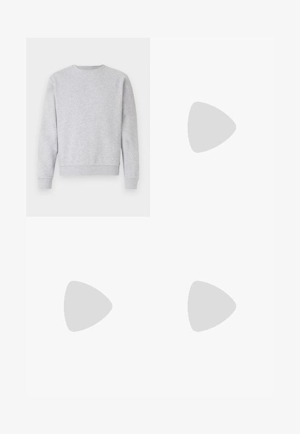 Grauer Sweatshirt aus weichem Stoff, mit Rundhalsausschnitt, langen Ärmeln und gerippten Bündchen und Saum. Einfaches Design ohne Logos oder Muster.; Weißes kurzärmeliges T-Shirt aus Baumwolle mit Rundhalsausschnitt, das eine glatte Textur und ein einfaches Design ohne Muster oder Akzente aufweist.; Schwarze Skinny-Jeans mit einer glatten Denim-Oberfläche, traditionellem Fünf-Taschen-Design, Reißverschluss und dezenten Ausbleichungen auf dem Stoff.; Schwarzer Low-Top-Sneaker mit Schnürung vorne und flacher Gummisohle, seitlich auf weißem Hintergrund dargestellt.