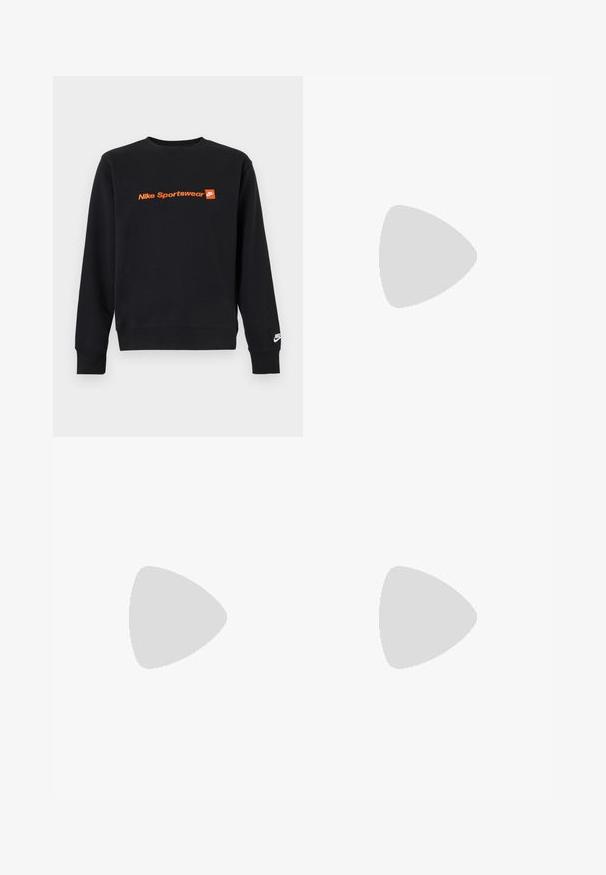 Sort langærmet crewneck sweatshirt med orange "Nike Sportswear" tekst og logo på brystet og lille hvid Nike swoosh på venstre manchet.; Sort bomuld T-shirt med grafik af skyer, en lyserød og blå himmel samt fed gul tekst med ordene "FLY ABOVE" og "THERE IS NO LIMIT."; Beige joggingbukser med elastik i taljen, lige ben og lille grøn og sort Nike-logo på den øverste venstre lår.; Sorte sportssko med en struktureret overdel, hvid swoosh-logo og gummisål med små stik til trækkraft. Elfenbensfarvet krave.