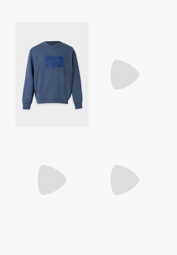 Sininen pitkähihainen pyöreäkauluksinen collegepaita, jossa on Armani Exchange -logon kohokuvio sekä kirjaimet A ja X rinnan keskellä.; Valkoinen puuvillapaita, jossa on musta ympyränmuotoinen "CK"-logo ja teksti vasemmassa rintaosassa; pyöreä pääntie ja lyhyet hihat, pelkistetty muotoilu.; Mustat urheilushortsit, jotka on valmistettu pehmeästä kankaasta. Kengissä on joustava vyötärönauha ja pieni keltainen EA7-logo vasemmassa alakulmassa.; Valkoinen nahkakengät pyöreällä varpaalla, kuudella reikällä, tasaisilla nauhoilla ja minimalistisella muotoilulla. Sivulla on pieni logo.