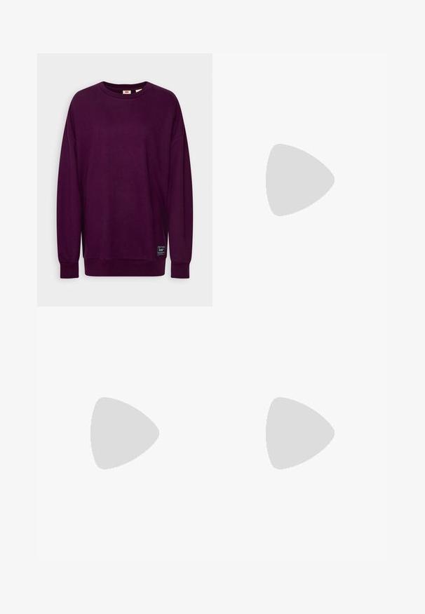 Langarm crewneck sweatshirt in diep paars met ribgebreide manchetten en zoom, met een klein zwart Levi's-label dicht bij de onderrand.; Zwarte rechtlopende jeans met knoopsluiting, voor- en achterzakken, en koperen klinknagels op een witte achtergrond.; Wit lage canvas sneaker met witte veters, rubberen zool, zwarte streepdetails en logopatch op de tong en hiel.; Zilveren metalen oorbellen met een minimalistisch gebogen ontwerp, met uitgerekte, open druppelvormen en een matte afwerking.