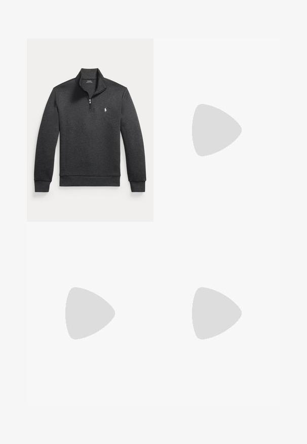 Tmavomodrosivá mikina s dlhým rukávom a štvrťovým zipsom, vysokým golierom a malým bielym logom Polo Ralph Lauren na ľavej strane hrude.; Košeľa s dlhým rukávom zapínaná na gombíky, vyrobená z krémovej bavlnenej tkaniny. Má rozšírený golier a malý vyšitý logo na hrudi. Klasický strih.; Tmavomodré tepláky z mäkkého materiálu, s elastickým pásom na šnúrku, zužujúcimi sa nohavicami a manžetami pri členkoch.; Čierny kožený mokasín s hrubou drsnou podrážkou a malou zelenou značkou "Polo" na vonkajšej strane pri päte.