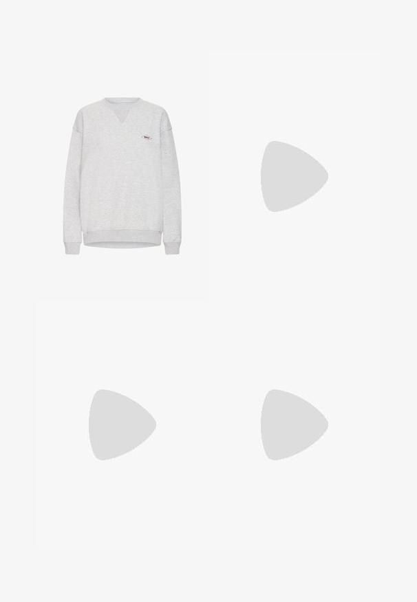 Sweatshirt gris clair en tissu doux, avec un design en V et un logo brodé sur la poitrine. Poignets et ourlet côtelés.; T-shirt blanc uni à manches courtes avec col en V et une petite étiquette "WEEKDAY" à l'intérieur du col, présenté sur un fond gris clair.; Pantalons de survêtement larges gris clair avec taille élastique et cordon de serrage, dotés de poches latérales et d'une coupe décontractée.; Baskets beige profil bas avec trois bandes blanches, panneaux latéraux en suède texturé, semelle en gomme et fermeture à lacets sur fond uni.