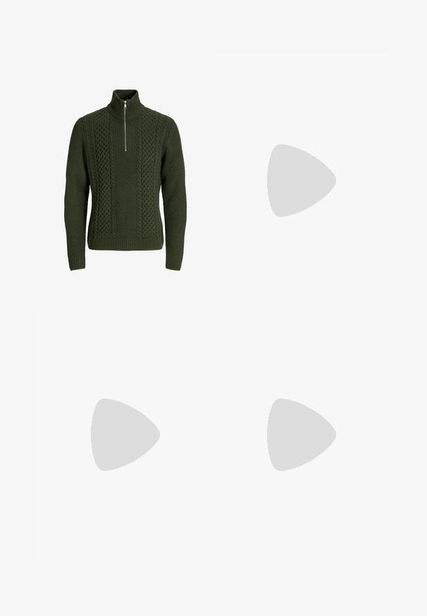 Dunkelgrüner Strickpullover mit hohem Kragen, halbem Reißverschluss und strukturierten Zopfmuster sowie gerippten Bündchen und Saum.; Olivegrün Cordhemd mit Knopfleiste und langen Ärmeln, zwei vorderen Taschenklappen und kleinem roten gestickten Logo auf der linken Brusttasche.; Tarnfarbene Cargo-Hosen in Dunkelgrün und Grau, ausgestattet mit mehreren Seitentaschen, einem Knopfverschluss und verstellbaren Knöchel-Zugbändern.; Schwarze Wildleder-Stiefelette mit gepolstertem Kragen, grauer Gummisohle, runder Zehenpartie und metallischen Ösen für die Schnürsenkel. Strukturierte Oberseite und langlebiges Design.