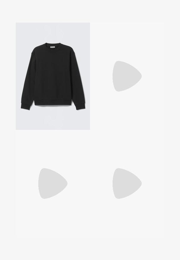 Sudadera negra de manga larga con cuello redondo, puños y dobladillo acanalados, colocada plana sobre un fondo liso y claro.; Camiseta de algodón blanca con escote redondo, mangas cortas y dobladillo recto. Presenta un pequeño detalle de logo en la esquina inferior.; Pantalones negros a medida con pliegues delanteros, trabillas para cinturón y cierre con botón en la cintura.; Zapatilla blanca de perfil bajo con cordones en la parte delantera y suela gruesa, mostrada de lado sobre un fondo neutro.