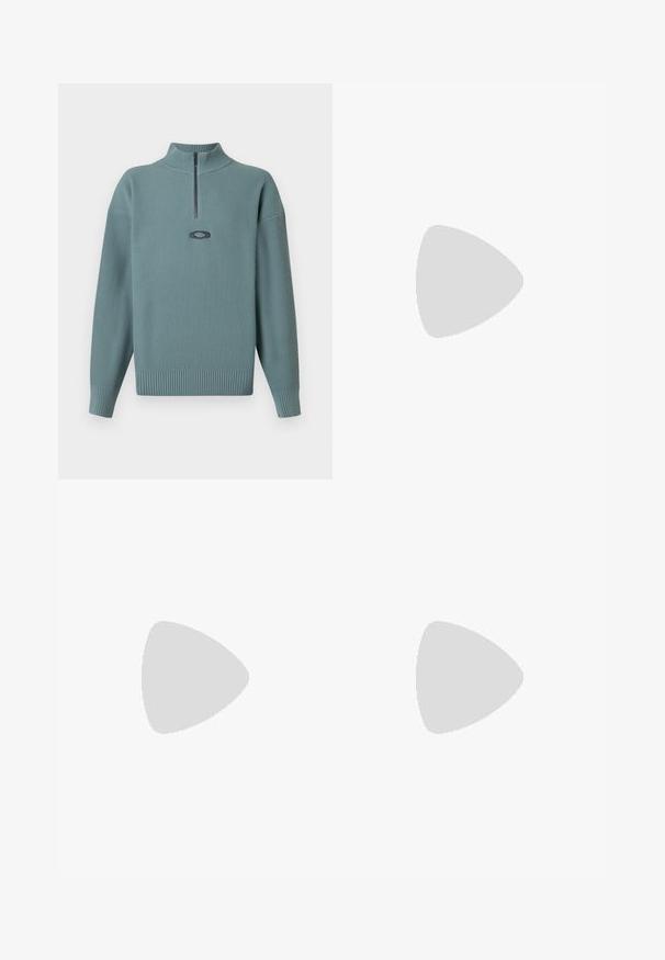 Oakley NEW RETRO SWEATER - Trui - faded denim; Oakley RISE TEE - T-shirt basic - blackout; Groene, lichte broeken met een elastische tailleband, trekkoord en meerdere zakken. Gladde textuur met een ontspannen, losse pasvorm.; Zwarte en grijze Nike Air Max sneaker zwevend boven grijze betonnen trappen met een gestructureerde achtergrond van de grond.