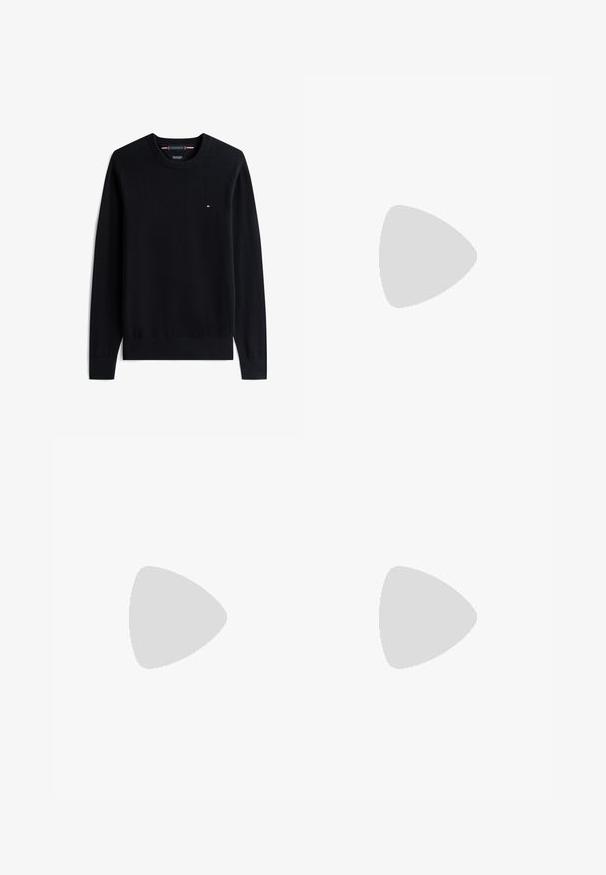 Sort langærmet crewneck-trøje med lille Tommy Hilfiger-logo på venstre bryst samt ribstrikkede manchetter og kant.; Hvid langærmet skjorte lavet af bomuld, med krave der kan knappes ned, et grønt broderet logo på venstre bryst og lige manchetter.; Sorte lige ben bukser lavet af glat bomuldsstof. Har en knaplukning, bæltestropper og en let glans. Ingen synlige mønstre eller detaljer.; Hvid lædersneaker med navy hælflap og lille rød, hvid og blå logo, der svæver over en træ- og grusbelagt overflade udendørs.