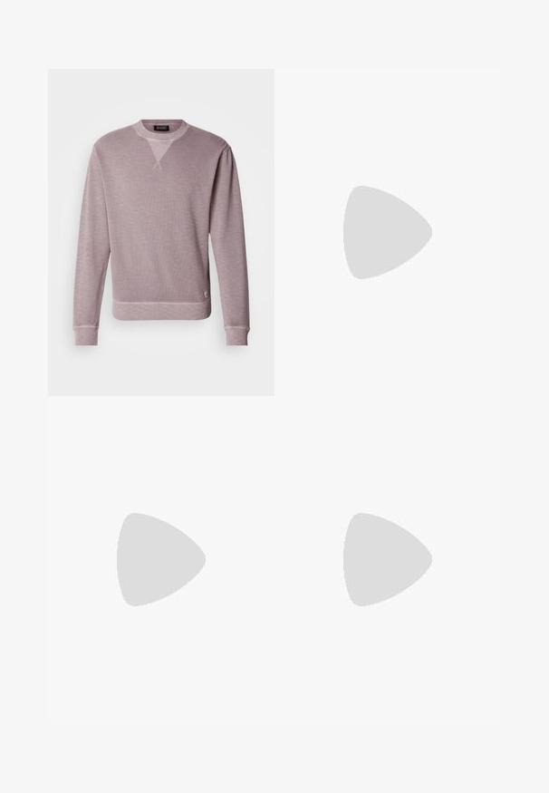 Scotch & Soda Sweatshirt - gull; Mørkegrå sweatpants lavet af en blød bomuldsblanding. Har elastisk talje med snor og sidelommer. Lige ben-design.; Sorte læder derby-sko med en glat overflade, rund tå, snøre-design og en tyk, robust gummisål.; Mørkebrun lædertaske med flaplukning og justerbar stofrem på hvid baggrund.