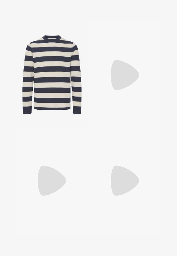 Pull en tricot à col rond avec de larges rayures horizontales bleu marine et crème, des manches longues et une texture douce.; T-shirt blanc uni à manches courtes, col rond et coupe décontractée, présenté sur un fond blanc.; Pantalon en coton bleu marine avec une coupe droite, doté d'une fermeture à boutons à l'avant et de poches latérales visibles. Texture lisse.; Chaussure bateau en cuir marron avec coutures blanches, détails de lacets et semelle en caoutchouc beige, vue de côté sur fond blanc.