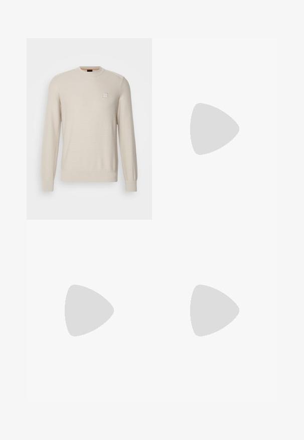 Lys beige sweater lavet af struktureret stof. Har en rund hals, lange ærmer og et lille firkantet logo på brystet.; Hvid bomulds T-shirt med rund hals, korte ærmer og et subtilt præget logo på brystet. Indvendigt mærke har en orange detalje.; Beige bukser med slim fit, der har en frontknaplukning, flad frontdesign og lige ben, lavet af glat bomuldsblandingsstof.; Sorte lædersneakers med en glat overflade, rund tå, flad gummisål og tonede snørebånd. Udstyret med guld "BOSS" branding på siden.