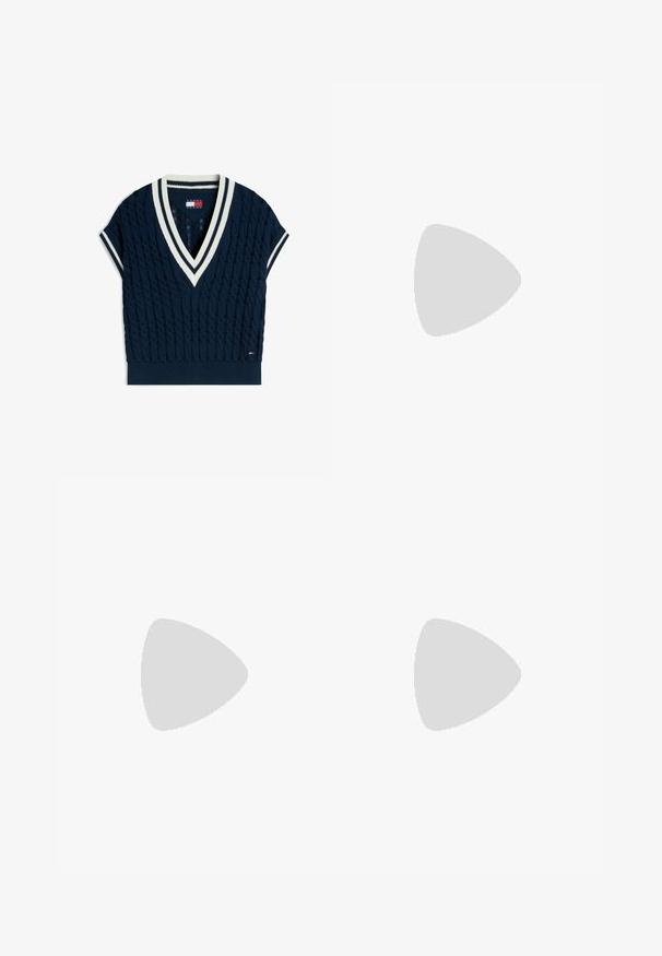 Chaleco de punto azul marino de manga corta con patrón de cable, escote en V profundo con ribete de rayas blancas y azul marino, y pequeño logo cerca del dobladillo.; Camisa blanca de manga larga con botones, cuello abotonado y un pequeño logotipo bordado en el puño izquierdo.; Falda midi plisada de color navy, confeccionada en una tela ligera con textura suave, que presenta pliegues verticales espaciados uniformemente y una cintura elástica.; Mocasines de piel marrón con diseño de punta de mocasín, costuras visibles y suela de goma gruesa y texturizada. Acento en hardware de tono dorado.