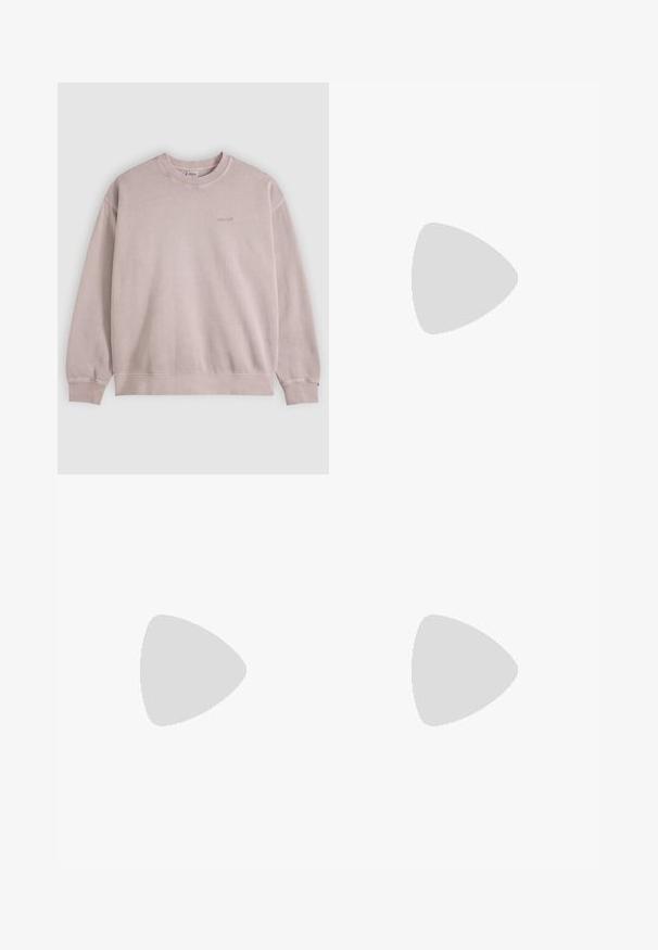 Hellrosa Sweatshirt mit langen Ärmeln und Rundhalsausschnitt, kleinem Levi's-Logo auf der linken Brustseite sowie gerippten Bündchen und Saum.; Langärmliges Button-Down-Hemd in Hellrosa mit vertikalen weißen Streifen, aus Baumwollstoff, mit Kragen, Brusttasche und einem Logodetail auf der Tasche.; Dunkelblaue Denim-Jeans mit einem lockeren, weiten Schnitt. Zu den Merkmalen gehören ein Knopfverschluss, Fronttaschen und sichtbare Nähte.; Schwarzer Adidas-Sneaker mit weißen Streifen, blauen Schnürsenkeln und Gummisohle, der über einer grauen Betontreppe im weichen Licht schwebt.