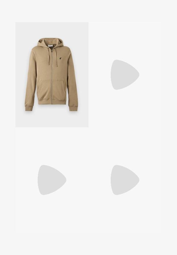 Sudadera beige con cremallera, bolsillos delanteros, capucha con cordones, puños acanalados y un pequeño logo de pájaro negro en el pecho izquierdo.; Camiseta blanca lisa de manga corta con cuello redondo y una pequeña etiqueta negra de cuidado en el bajo, sobre un fondo gris claro.; Pantalones cargo grises con una cinturilla elástica y cordón, dos bolsillos laterales tipo cargo y un tejido suave y ligero.; Zapatilla de cuero blanca con una textura suave, que presenta un diseño perforado, cordones clásicos y suela de goma, posicionada sobre una superficie de madera.