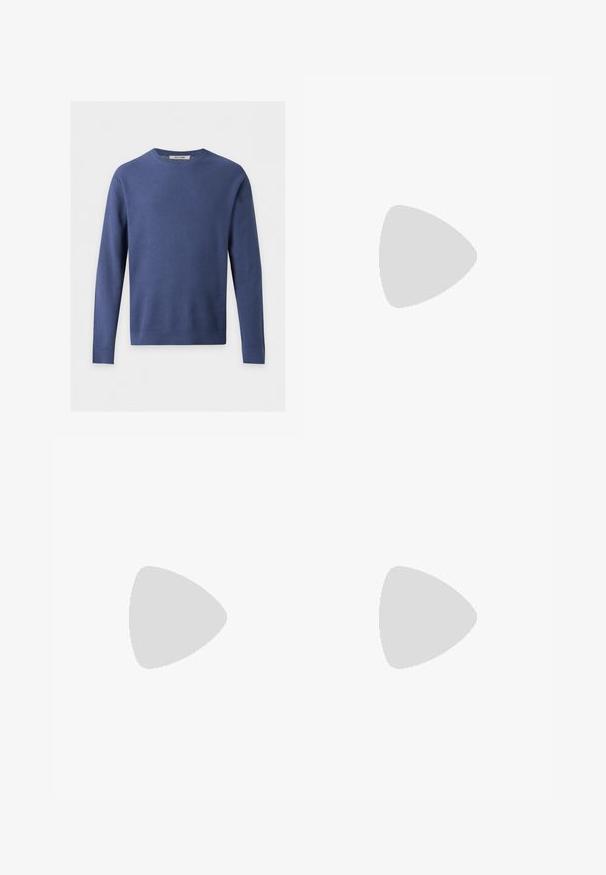 Blauwe gebreide trui met lange mouwen en wafelpunt, ronde hals en geribde boorden aan de mouwen en zoom, plat neergelegd op een witte achtergrond.; Effen donker marineblauw T-shirt met korte mouwen, een ronde hals en een reguliere pasvorm, weergegeven op een witte achtergrond.; Navy gestreepte wijde broek met voorplooien, enkele knoopsluiting en gladde stof. Kenmerkt zich door verticale groene streepjes voor detail.; Beige suède casual veterschoen met dikke, geribbelde zool, zwevend boven een bijpassend beige getextureerd oppervlak en achtergrond.
