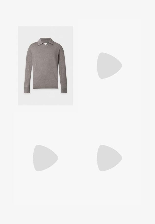 Langærmet grå strikket sweater med foldet krave og ribstrikkede manchetter og kant, vist på en ensfarvet hvid baggrund.; Blå denim jeans med lige ben design, falmede vask, fem lommer og kontrastsyning. Knap- og lynlås-lukning i taljen.; Lavprofil casual sneaker med hvidt læderoverdel, lysebeige ruskind accents, rund tå, hvide snørebånd og gummisål.; Mørkebrun textured læder crossbody taske med justerbar rem og lille dekorativ blå accent på siden.