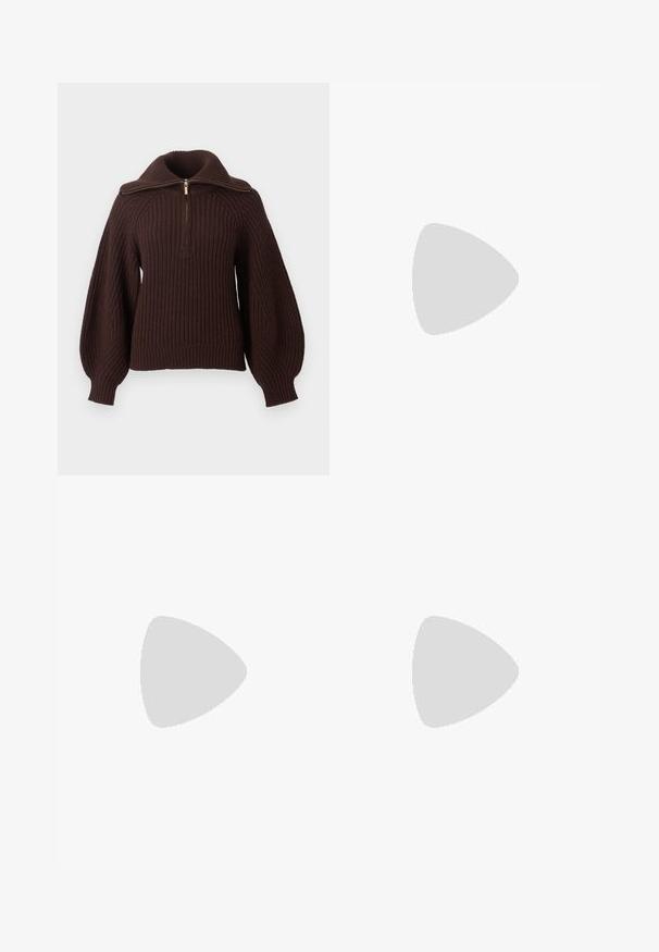 Pull épais en grosse maille marron foncé avec de longues manches ballon et un col côtelé à demi-fermeture éclair sur un fond clair uni.; T-shirt noir à manches courtes en tissu de coton doux, doté d'un col rond et d'un design simple et classique sans ornements.; Pantalon noir sur mesure avec une texture lisse, coupe droite et plis à l'avant. Comprend une ceinture plate sans quincaillerie visible.; Pompe à talons hauts en suède noir avec un bout pointu, dotée d'un talon bloc noir brillant et d'une doublure intérieure lisse.