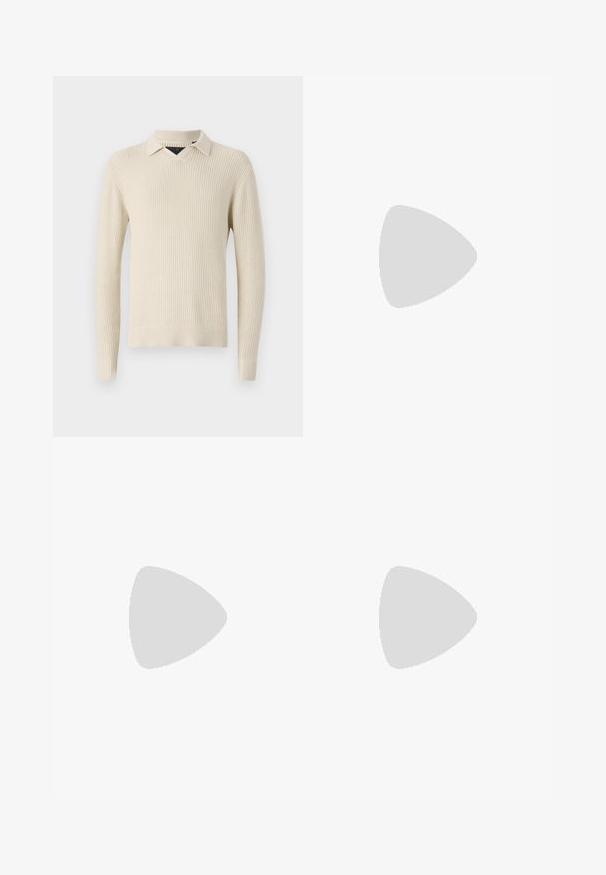 Jersey de color crema con un patrón texturizado, cuello en V y cuello clásico. Mangas largas y puños y dobladillo de punto acanalado.; Camisa de manga larga color caqui hecha de algodón. Presenta un cierre de botones en la parte delantera, dos bolsillos en el pecho con solapas y un cuello clásico. Diseño sencillo.; Pantalones cargo de pana marrón con un corte ajustado, que cuentan con bolsillos laterales, cierre de botón y puños elásticos en los tobillos.; Zapatilla de cuero negra con rayas blancas, suela de goma texturizada y parte frontal con cordones. Cuenta con una etiqueta de marca en la lengüeta.
