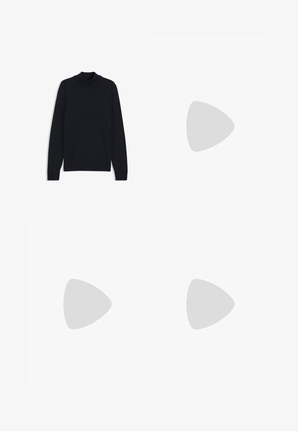 Zwarte trui met lange mouwen, geribde col, manchetten en zoom, met een subtiel reliëflogo op de borst.; Marineblauwe broek van gladde stof, met een slim fit, riemlussen en een verborgen ritssluiting. Er zijn geen opvallende patronen of accenten aanwezig.; Glanzende zwarte lederen nette schoen met lage hak, vetersluiting en ronde neus, van opzij getoond tegen een effen lichte achtergrond.; Zwarte leren riem opgerold met een rechthoekige matte zwarte gesp en een discreet geperst logo op een witte achtergrond.