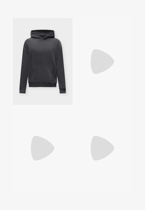 Sweat à capuche gris foncé avec poche kangourou à l'avant et manches longues, posé à plat sur un fond clair.; T-shirt blanc à manches courtes col rond avec petit texte noir "Pepe Jeans" sur la poitrine gauche.; Jean en denim bleu délavé avec des détails usés, poches avant, fermeture à boutons et coupe droite.; Baskets en cuir blanc avec semelle en caoutchouc beige, lacets plats et accent en forme de V sur le côté. Présentent une surface lisse et peu de détails de couture.