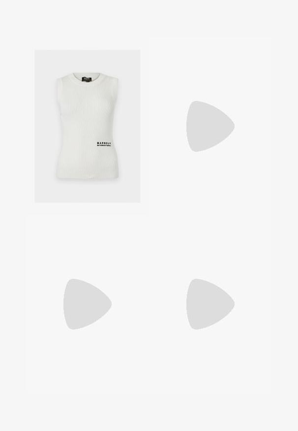 Haut sans manches en tricot côtelé blanc avec encolure ronde et logo « Barbour International » brodé près de la taille sur le côté droit à l'avant.; Chemise bleu clair à manches longues avec rayures blanches verticales, boutonnée à l'avant, col pointu et petit logo sur la poitrine.; Short bleu clair avec fines rayures noires verticales, taille élastique et ourlets arrondis.; Ballerine en cuir noir avec une texture lisse, bout arrondi et décoration subtile à l'avant. Talon plat et bas.