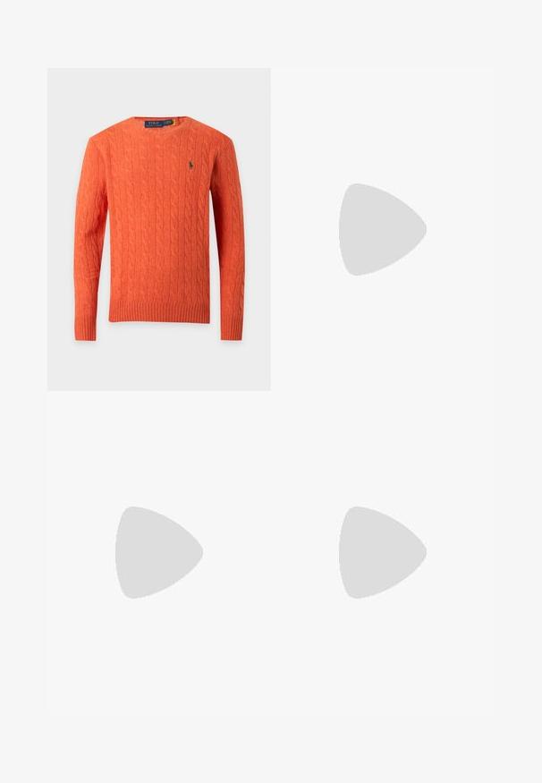 Jersey de punto de ochos naranja de manga larga con cuello redondo, puños y bajo acanalados, con un pequeño logo verde bordado en el pecho.; Camisa blanca de manga larga con botones y cuello, con el logo de Polo Ralph Lauren bordado en el pecho izquierdo.; Pantalones beige de corte recto con trabillas para cinturón y cremallera frontal, colocados planos sobre un fondo blanco.; Mocasines de ante beige con detalle cosido, suela de goma plana y un pequeño logotipo en el lateral. Diseño clásico de slip-on, textura suave.